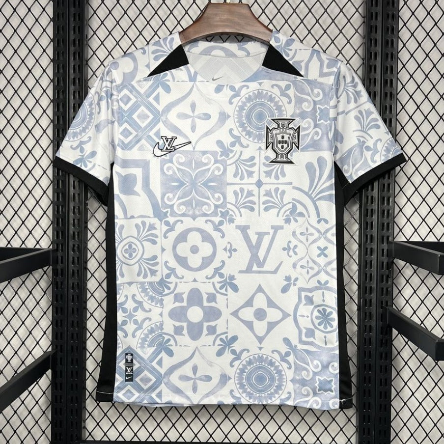 Maillot Portugal 24/25 blanc Le 12 -ème Maillot, près du corps, avec logo Portugal sur la poitrine, tissu technique.