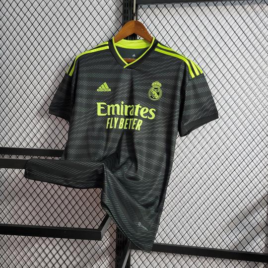 Maillot third du Real Madrid 2023-2024, marque Le 12-ème Maillot, vu de face avec détails du design et logo du club.