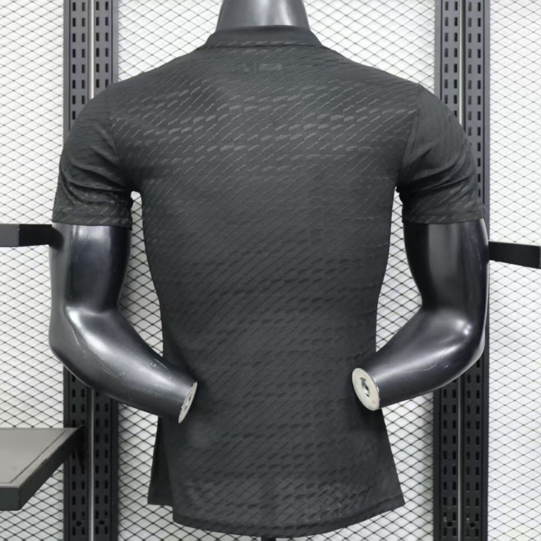 Maillot de football Real Madrid 25/26 Le 12 -ème Maillot noir, design spécial joueur, vue de face