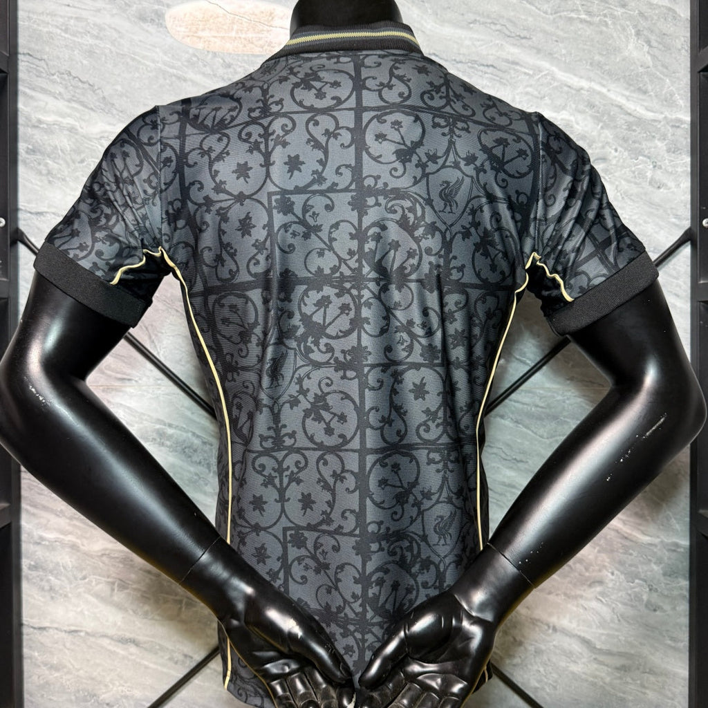 Maillot noir Liverpool 25/26 de joueur, marque Le 12-ème Maillot, détails du design et logo visibles sur le vêtement.
