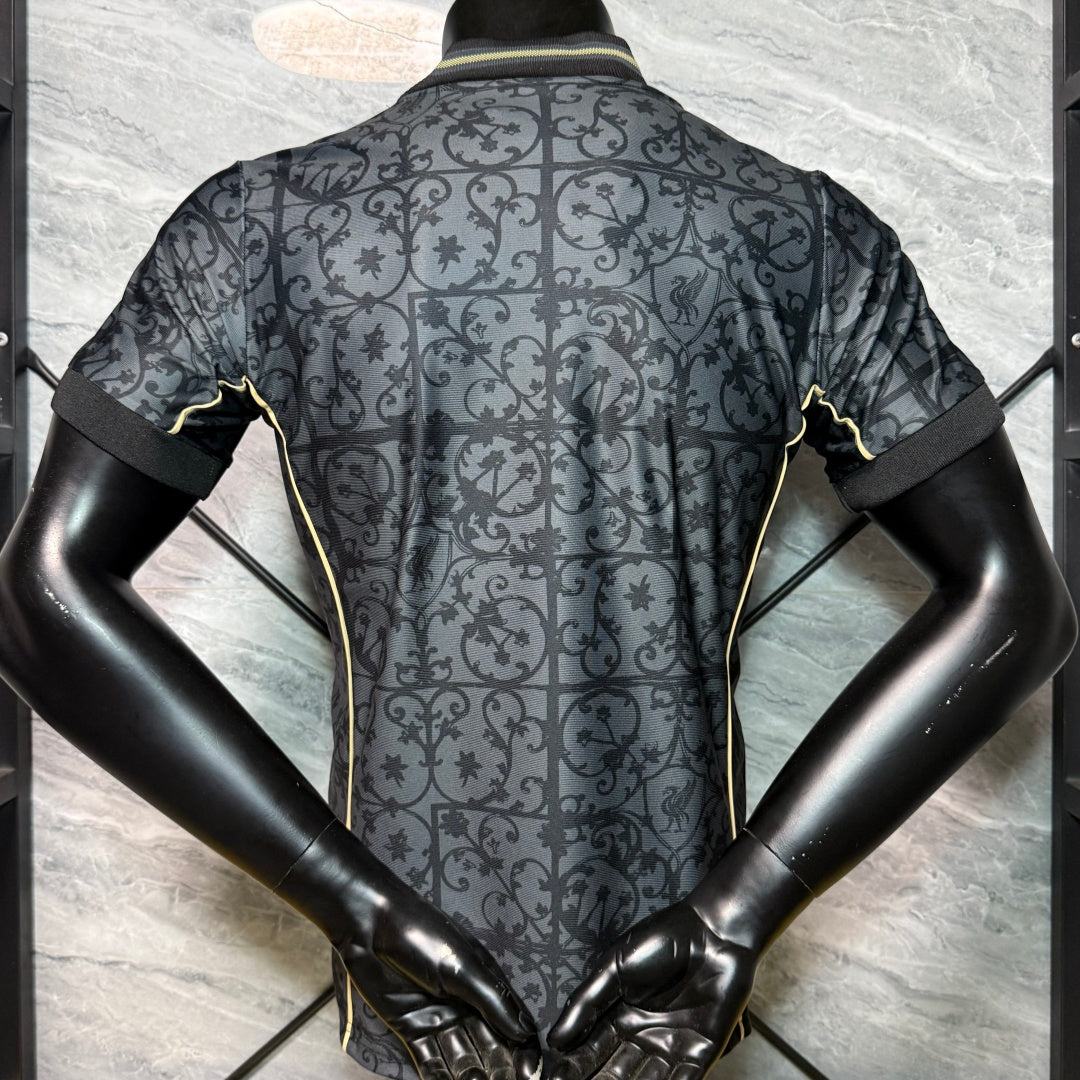 Maillot noir Liverpool 25/26 de joueur, marque Le 12-ème Maillot, détails du design et logo visibles sur le vêtement.