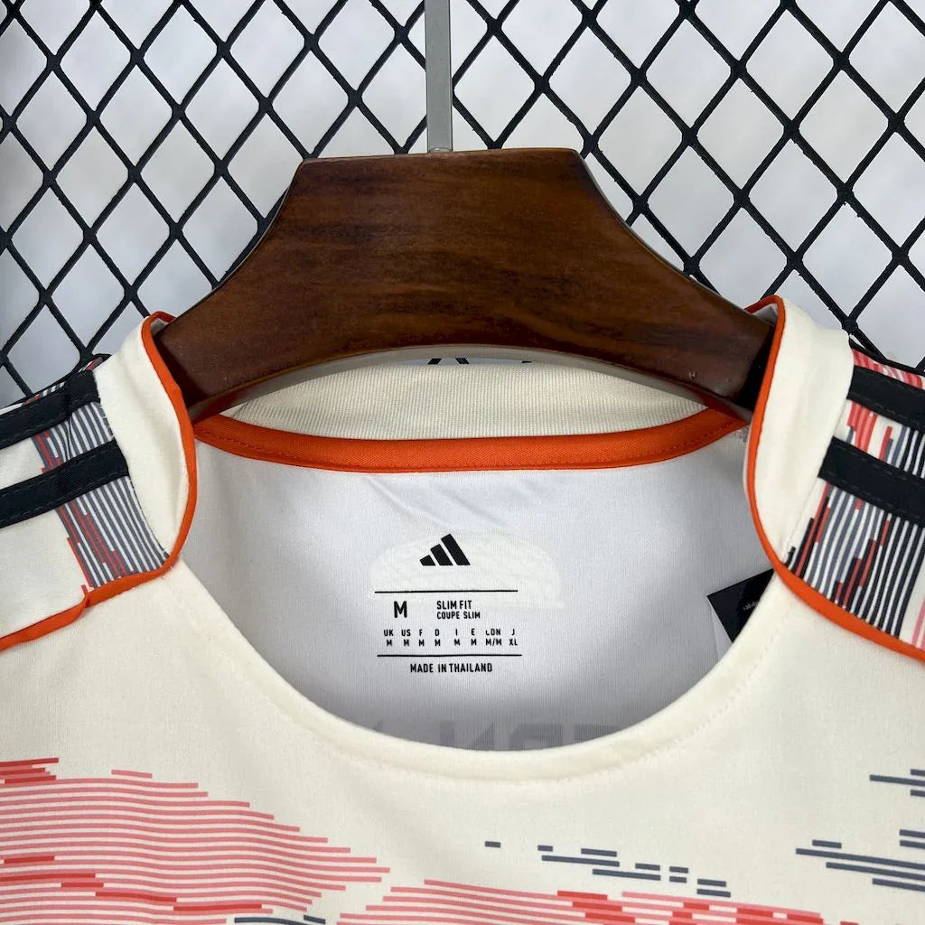 Maillot extérieur Bayern Munich 2025-26 Le 12 -ème Maillot, maillot de football avec logo et design de l'équipe.