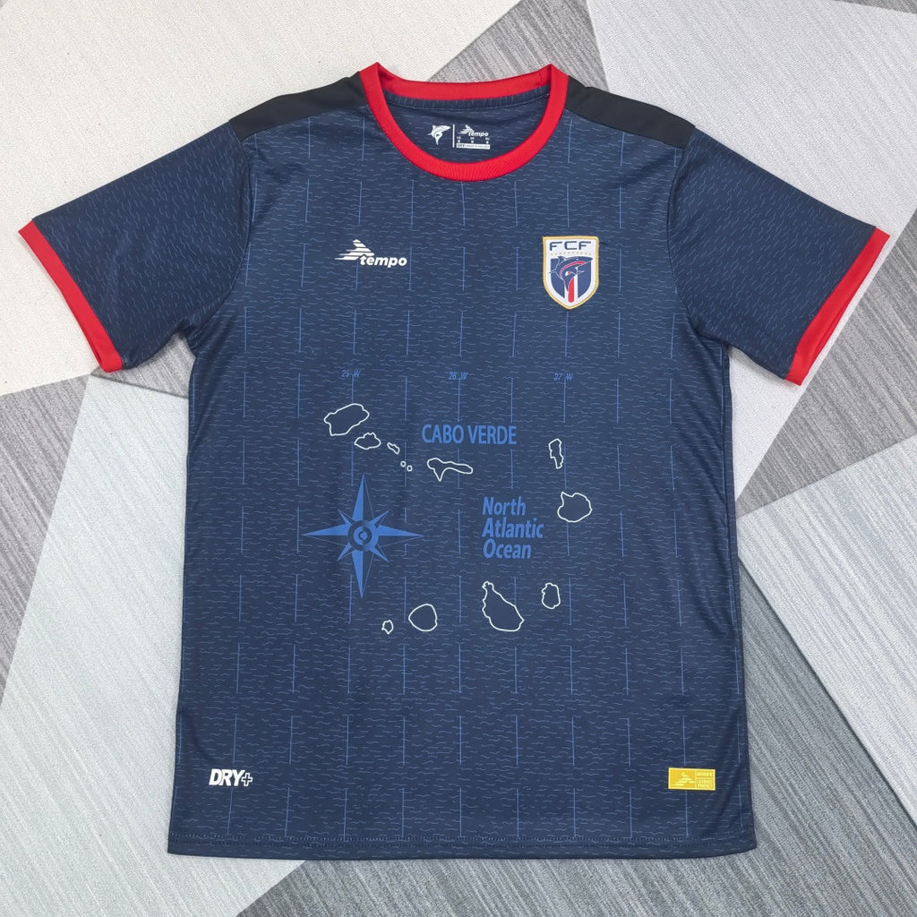 Maillot de football bleu pour enfants 25/26 ans, marque Le 12 -ème Maillot, représentant Cape Verde, vue frontale.