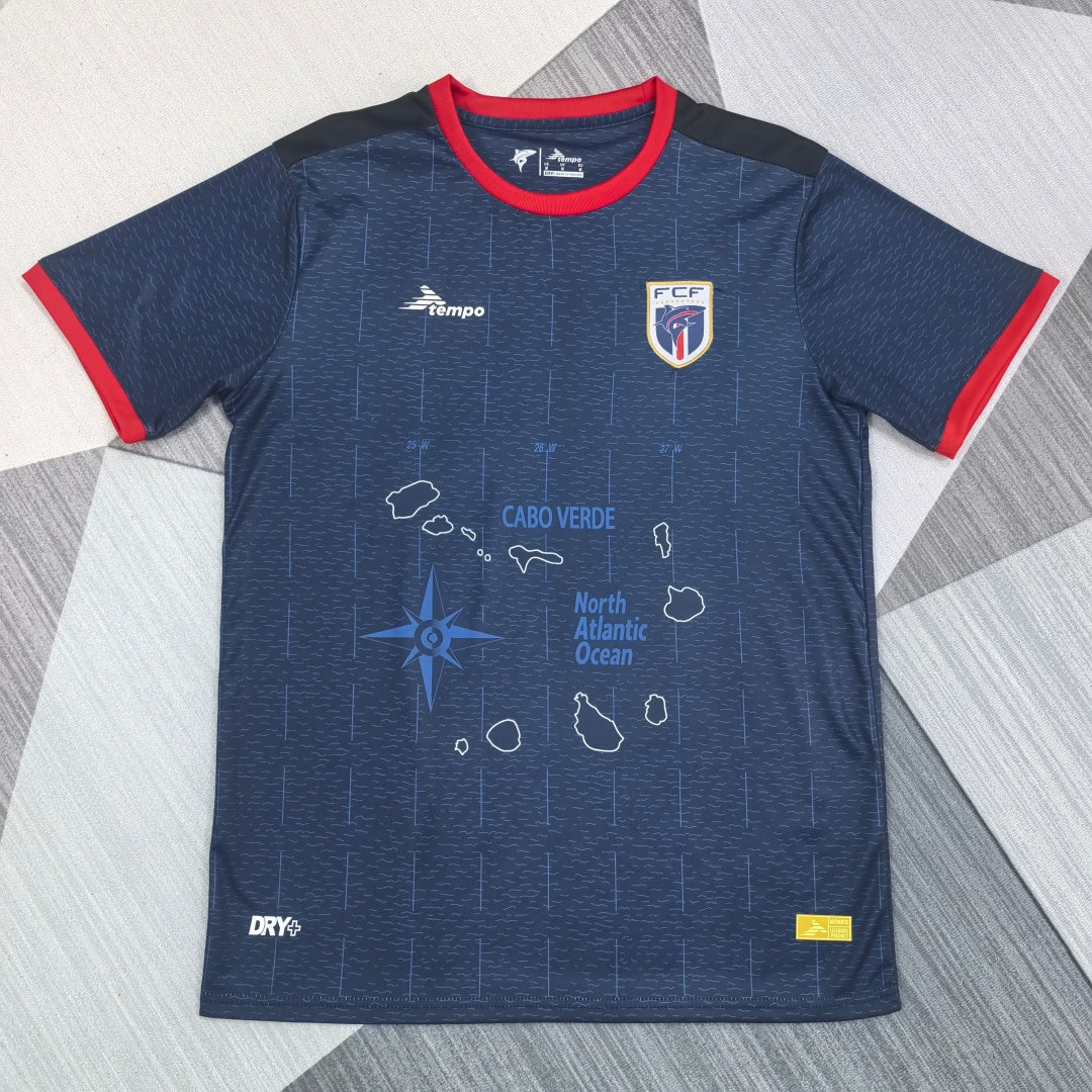 Maillot de football bleu pour enfants 25/26 ans, marque Le 12 -ème Maillot, représentant Cape Verde, vue frontale.