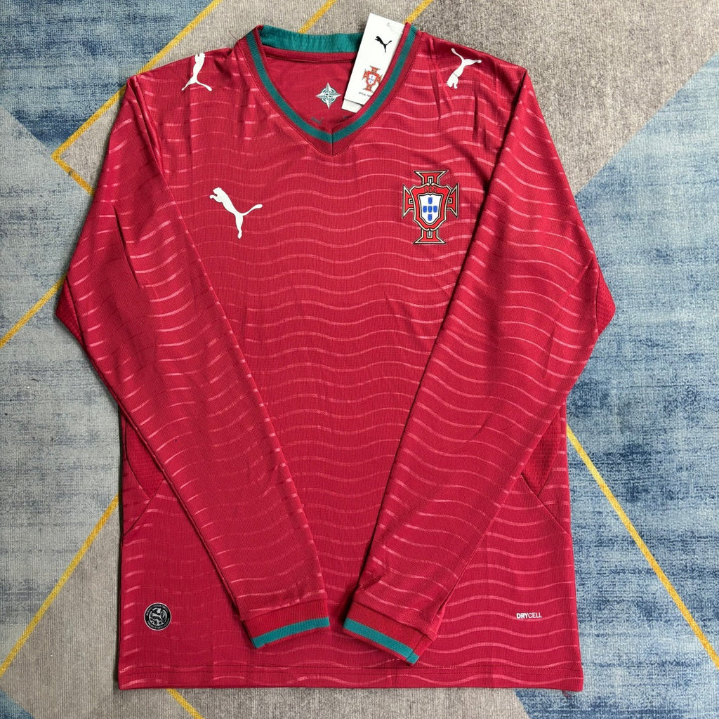 Maillot domicile Portugal 25/26 à manches longues, marque Le 12 -ème Maillot, tissu rouge avec détails verts et logo.