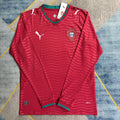 Maillot domicile Portugal 25/26 à manches longues, marque Le 12 -ème Maillot, tissu rouge avec détails verts et logo.