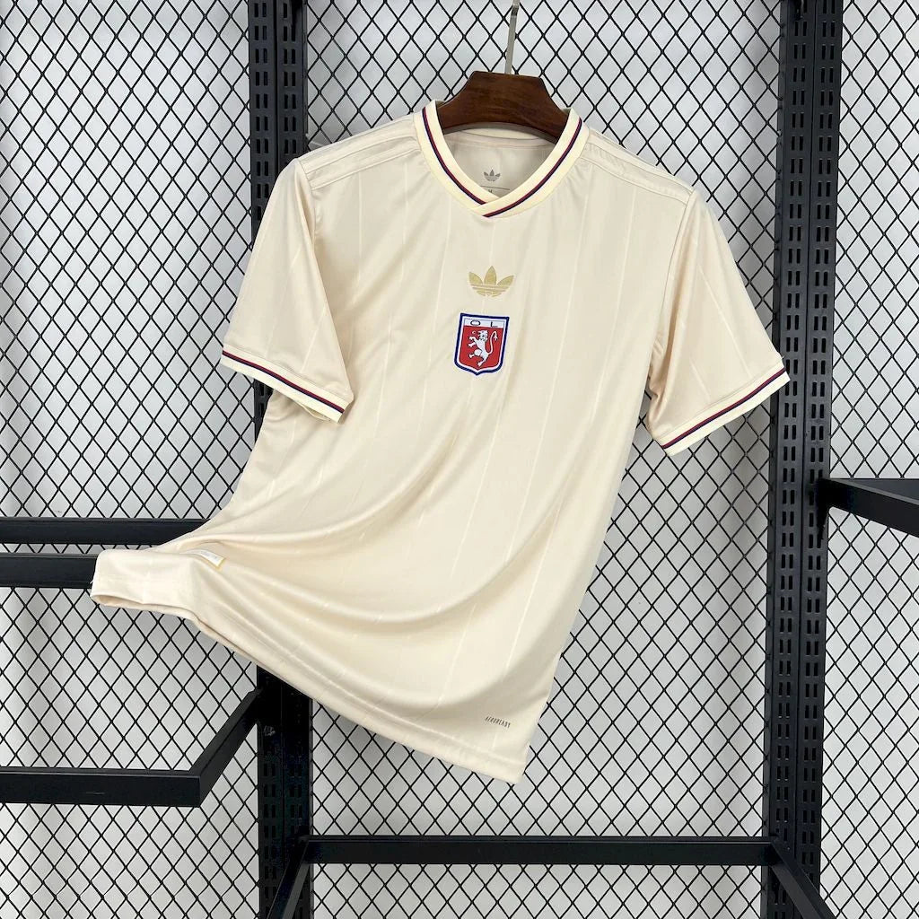 Maillot Lyon concept 2025-26 de Le 12 -ème Maillot, vue frontale du maillot de football bleu avec logo et détails modernes.