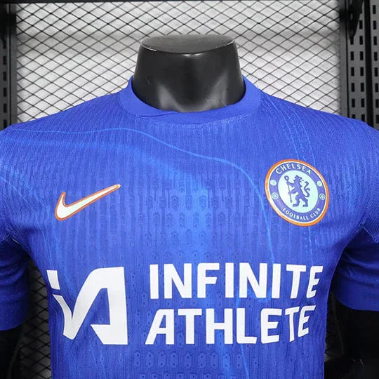 Maillot domicile Chelsea 2024/2025 Le 12 -ème Maillot, maillot de football bleu avec logo du club, vue frontale.