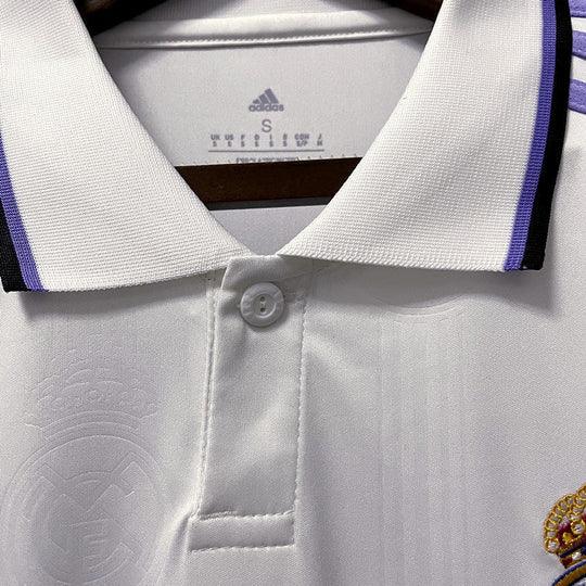 Maillot domicile du Real Madrid 2022-2023, fabriqué par Le 12-ème Maillot, avec logo et design officiel visible sur le devant.