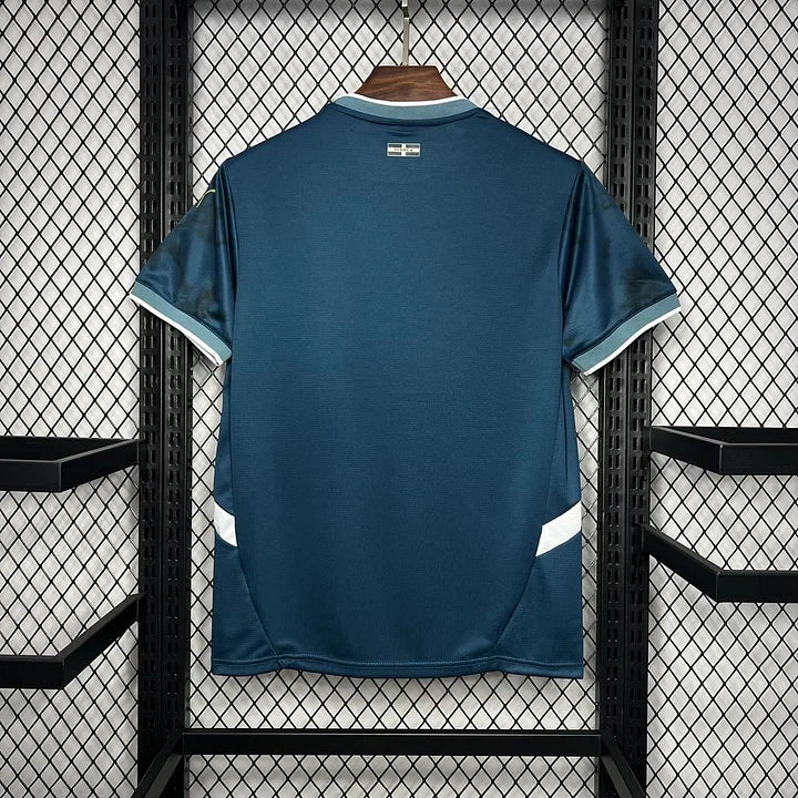 Maillot Olympique de Marseille 2024/25 version normale, maillot de football blanc avec logo et détails bleus, porté sur un mannequin.
