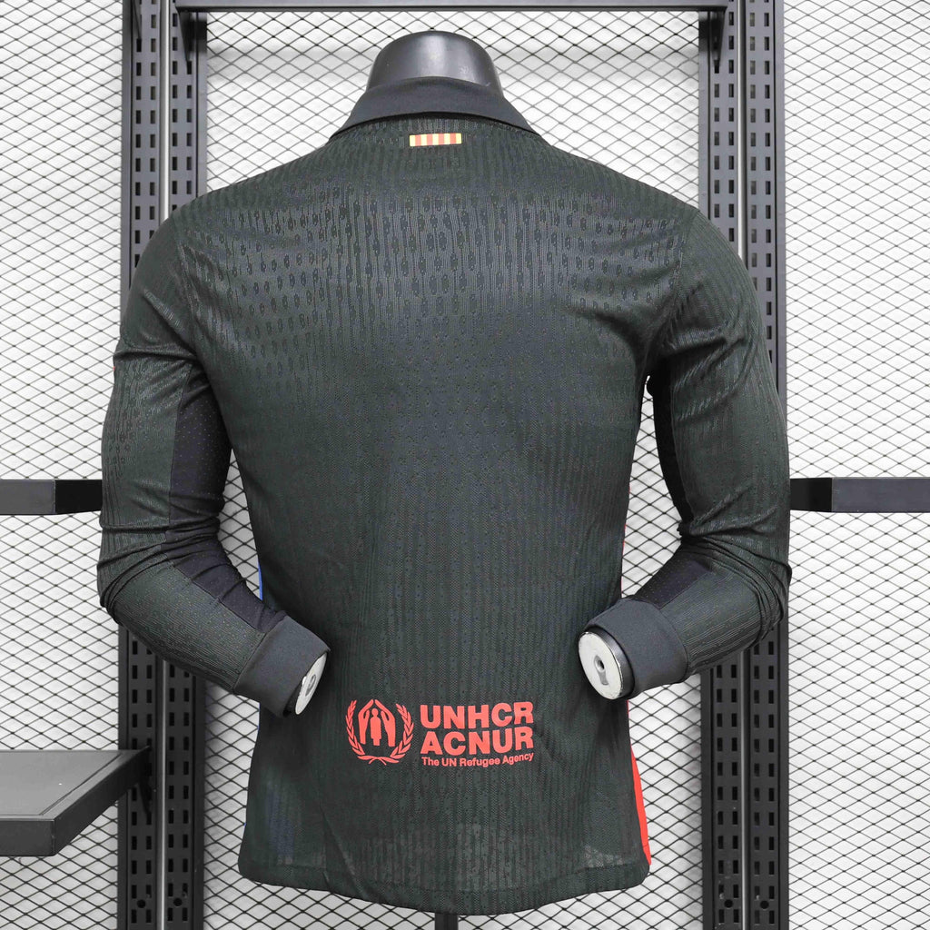 Maillot extérieur à manches longues du FC Barcelone 2024-25, marque Le 12 -ème, affichant le logo du club et les détails du design.