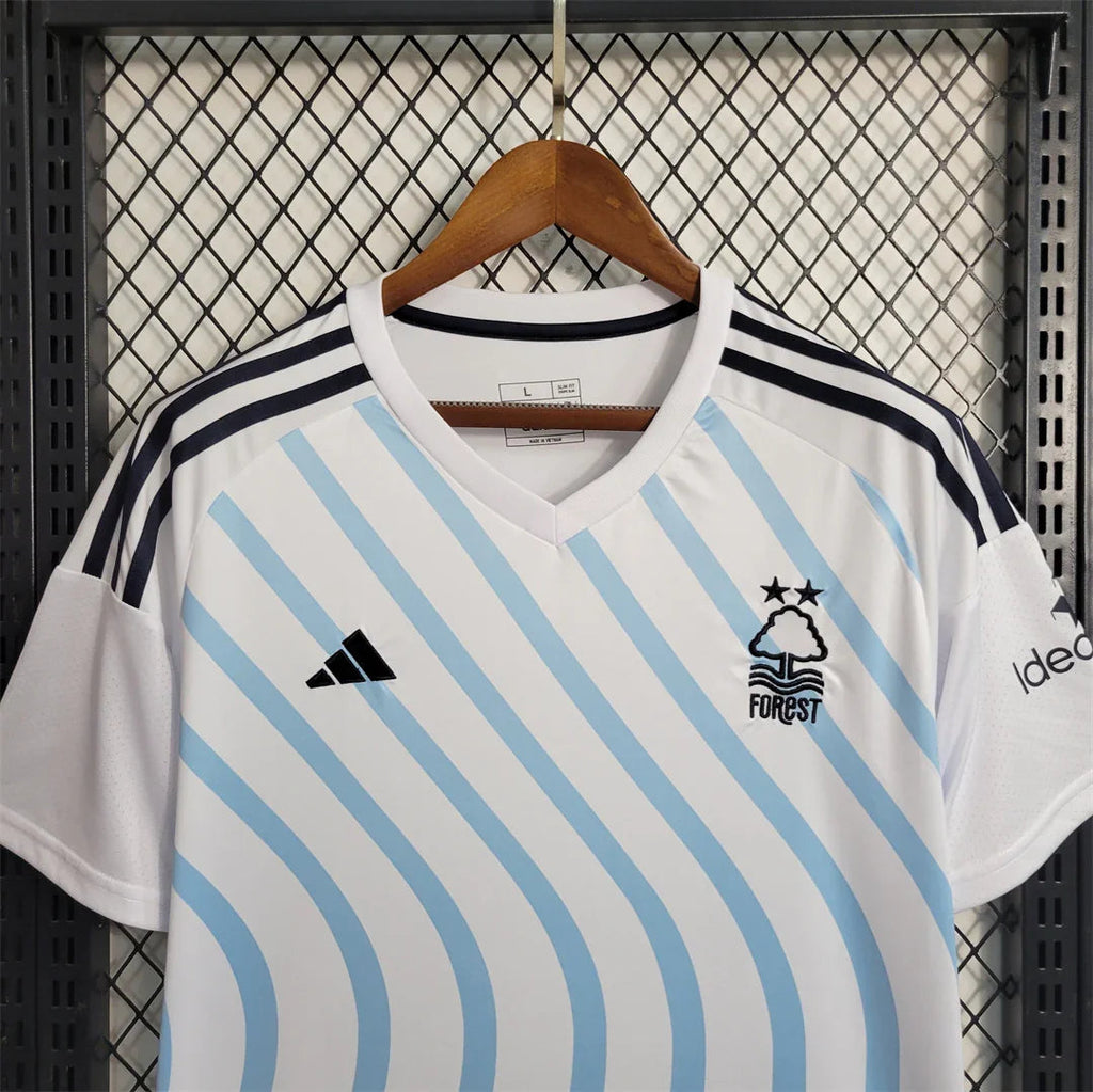 Maillot extérieur Nottingham Forest 2023-24, Le 12 -ème Maillot, vue de face, avec logo et détails du maillot de football.