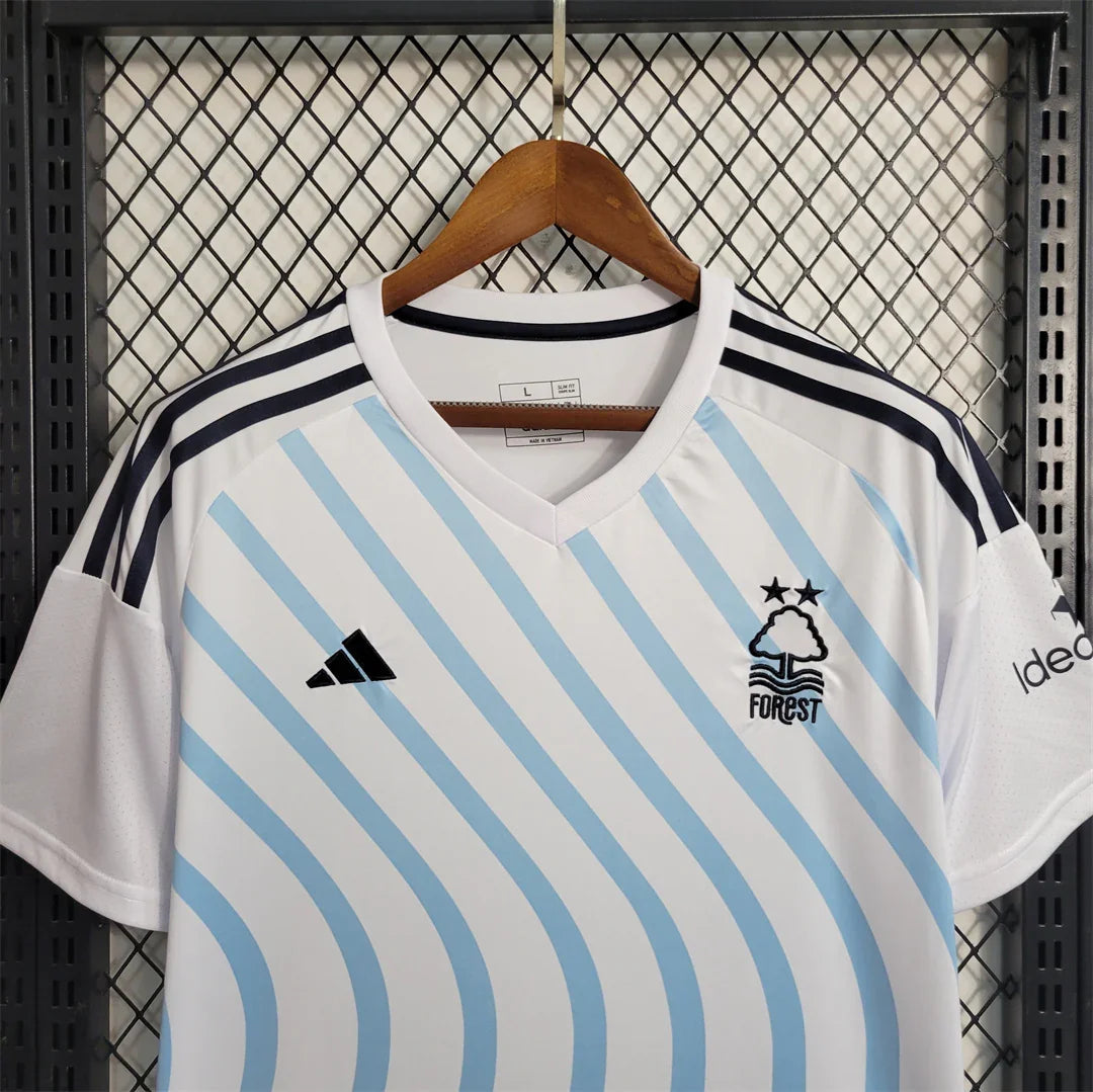 Maillot extérieur Nottingham Forest 2023-24, Le 12 -ème Maillot, vue de face, avec logo et détails du maillot de football.