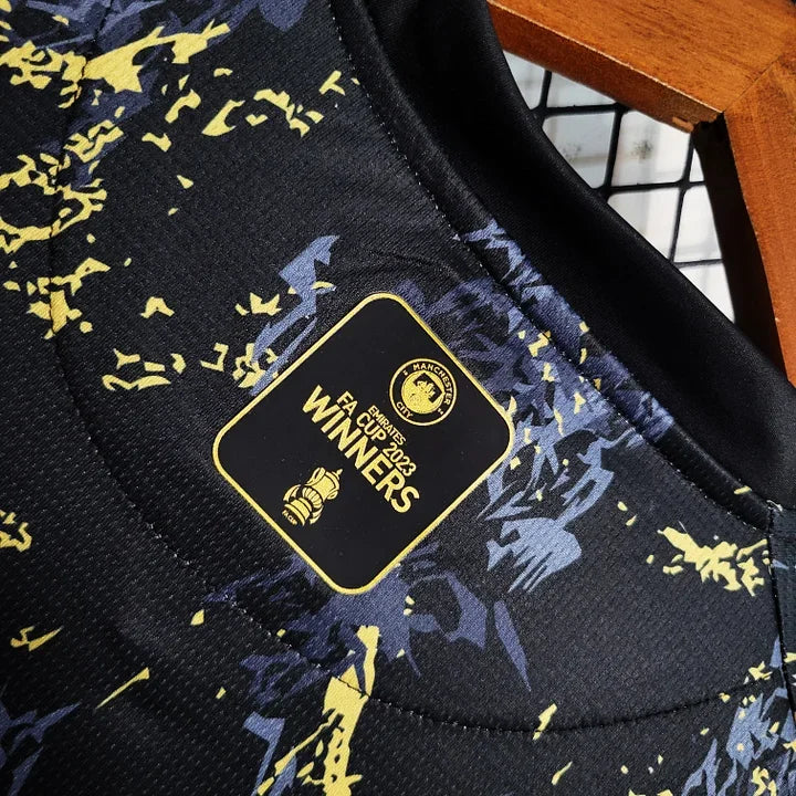 Maillot Manchester City saison 2023-2024 édition spéciale de Le 12, maillot de football avec logo et design officiel.