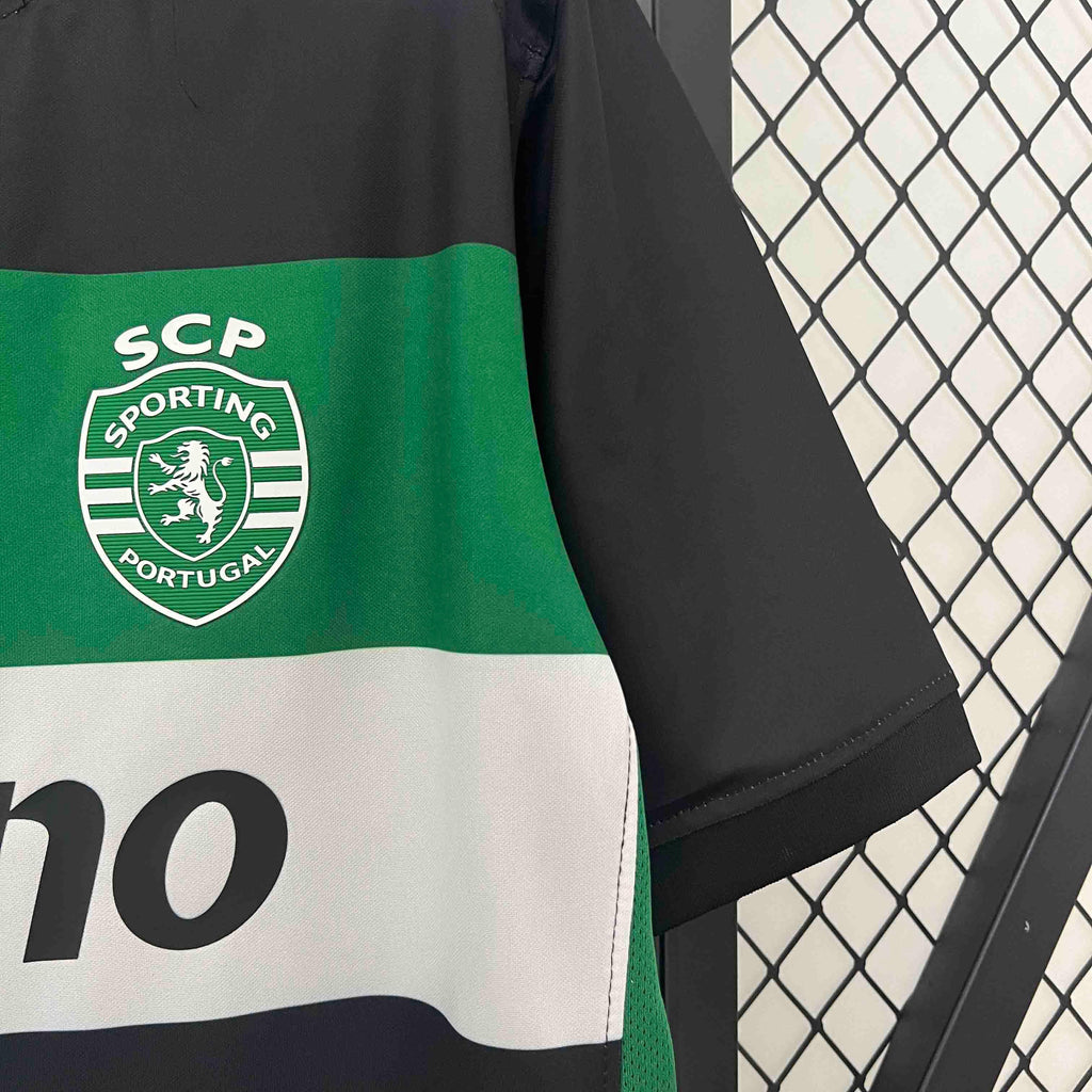 Maillot sportif Le 12 -ème Maillot 2024-25, design coloré et tissu léger, vu de face.