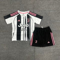 Maillot domicile enfant Juventus Le 12ème Maillot, ensemble 25/26, jersey vert et blanc avec logo Juventus visible.