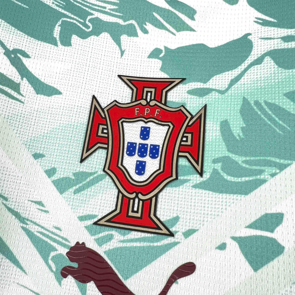 Maillot extérieur Portugal Coupe du Monde 2026 Le 12, maillot de football avec logo et couleurs nationales, vue de face.