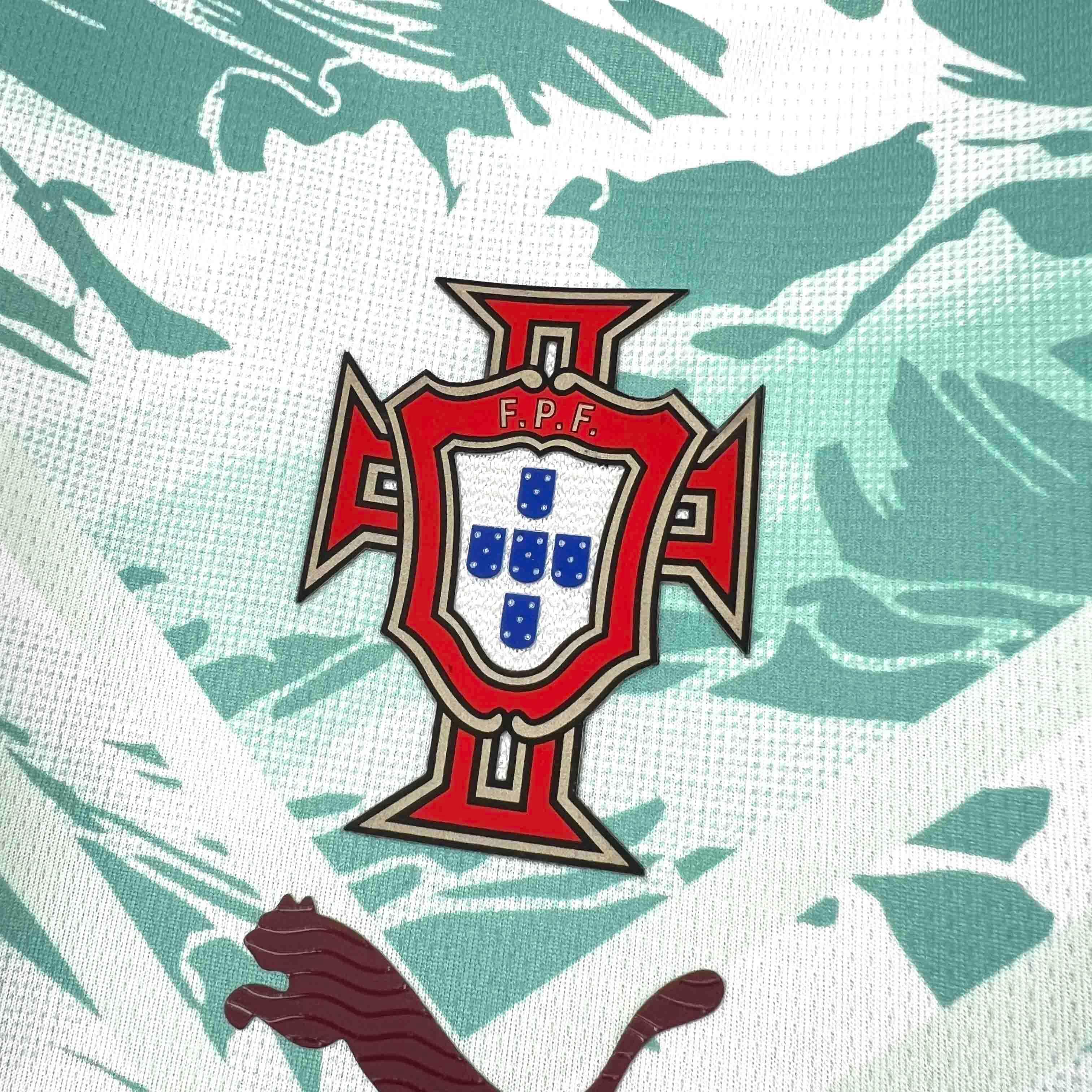 Maillot extérieur Portugal Coupe du Monde 2026 Le 12, maillot de football avec logo et couleurs nationales, vue de face.
