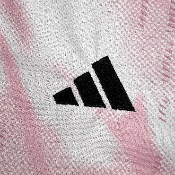 Maillot conceptuel du Real Madrid 2025 par Le 12 -ème Maillot, vue de face avec design moderne et logo du club.