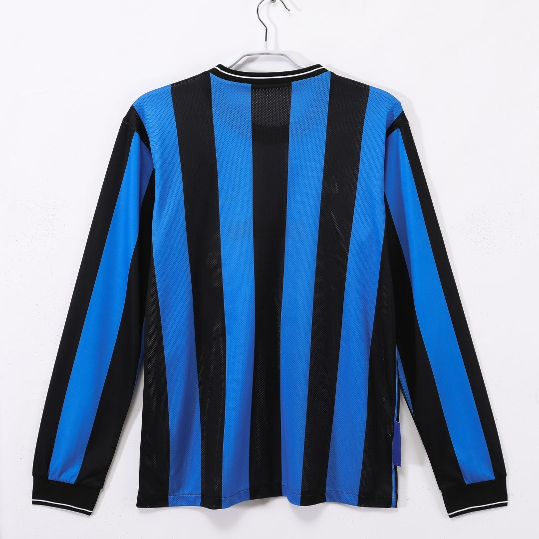 Maillot rétro domicile longue manches de l'Inter Milan 2009-2010, marque Le 12-ème Maillot, en tissu bleu avec détails noirs.
