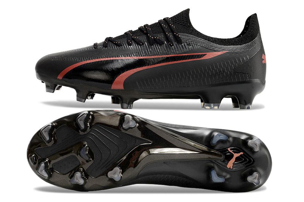 Crampons Ultra Ultimate FG de Le 12 -ème Maillot, montrant la conception robuste et les pointes en acier pour l'escalade.