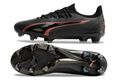 Crampons Ultra Ultimate FG de Le 12 -ème Maillot, montrant la conception robuste et les pointes en acier pour l'escalade.