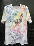 Maillot 24/25 Real Madrid blanc Le 12 -ème Maillot, maillot de football avec logo et détails en blanc et bleu, vue de face.
