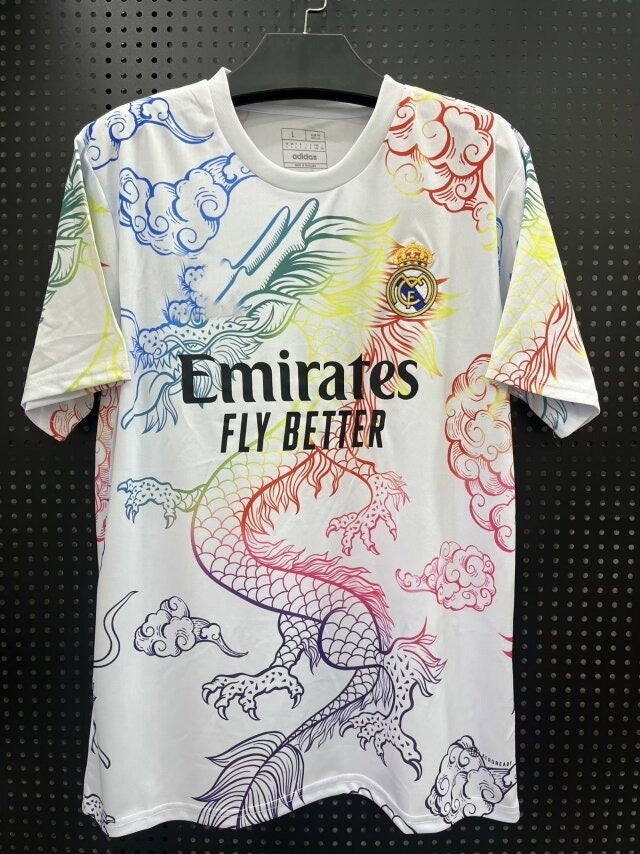 Maillot 24/25 Real Madrid blanc Le 12 -ème Maillot, maillot de football avec logo et détails en blanc et bleu, vue de face.