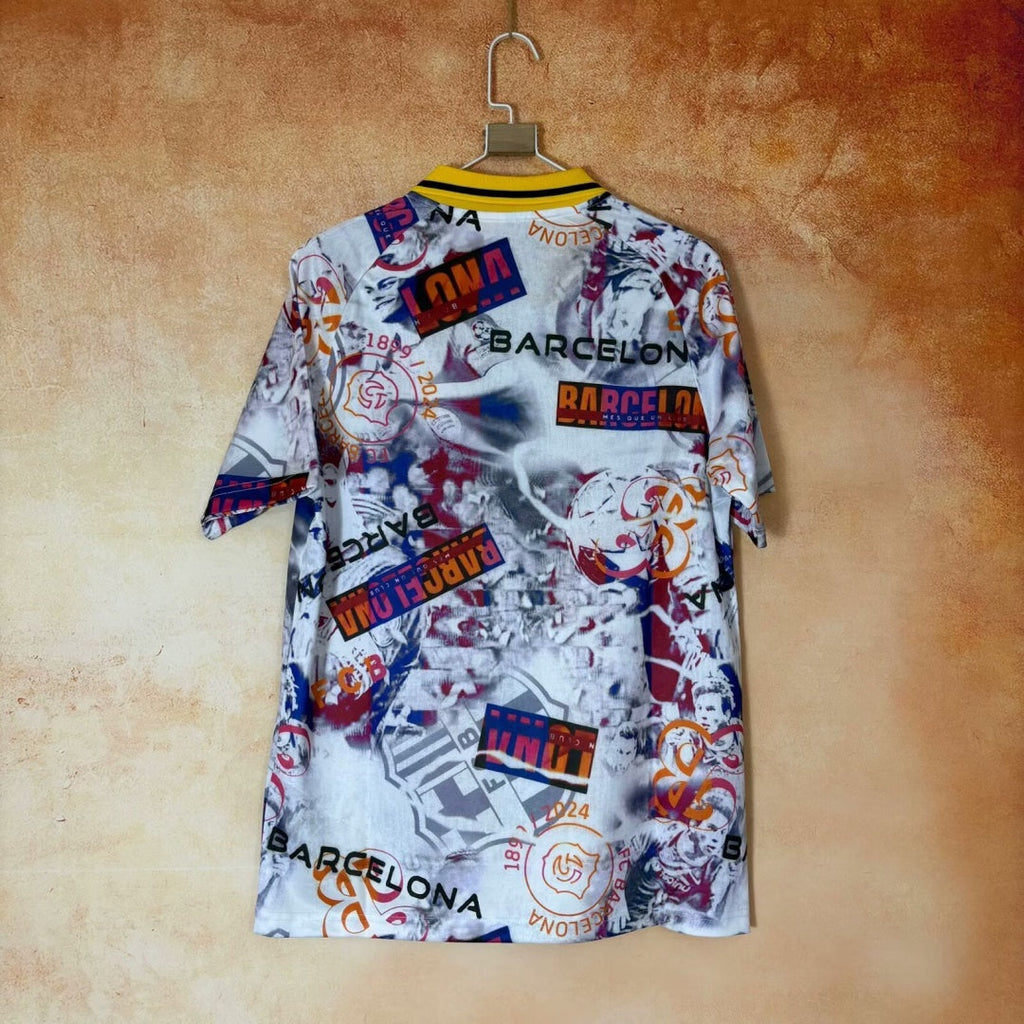 Maillot 25/26 Barcelone POLO Le 12 -ème Maillot, en tissu bleu avec logo et détails blanc, vue de face.