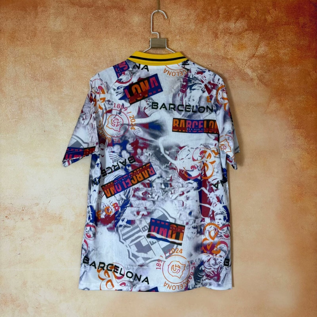 Maillot 25/26 Barcelone POLO Le 12 -ème Maillot, en tissu bleu avec logo et détails blanc, vue de face.
