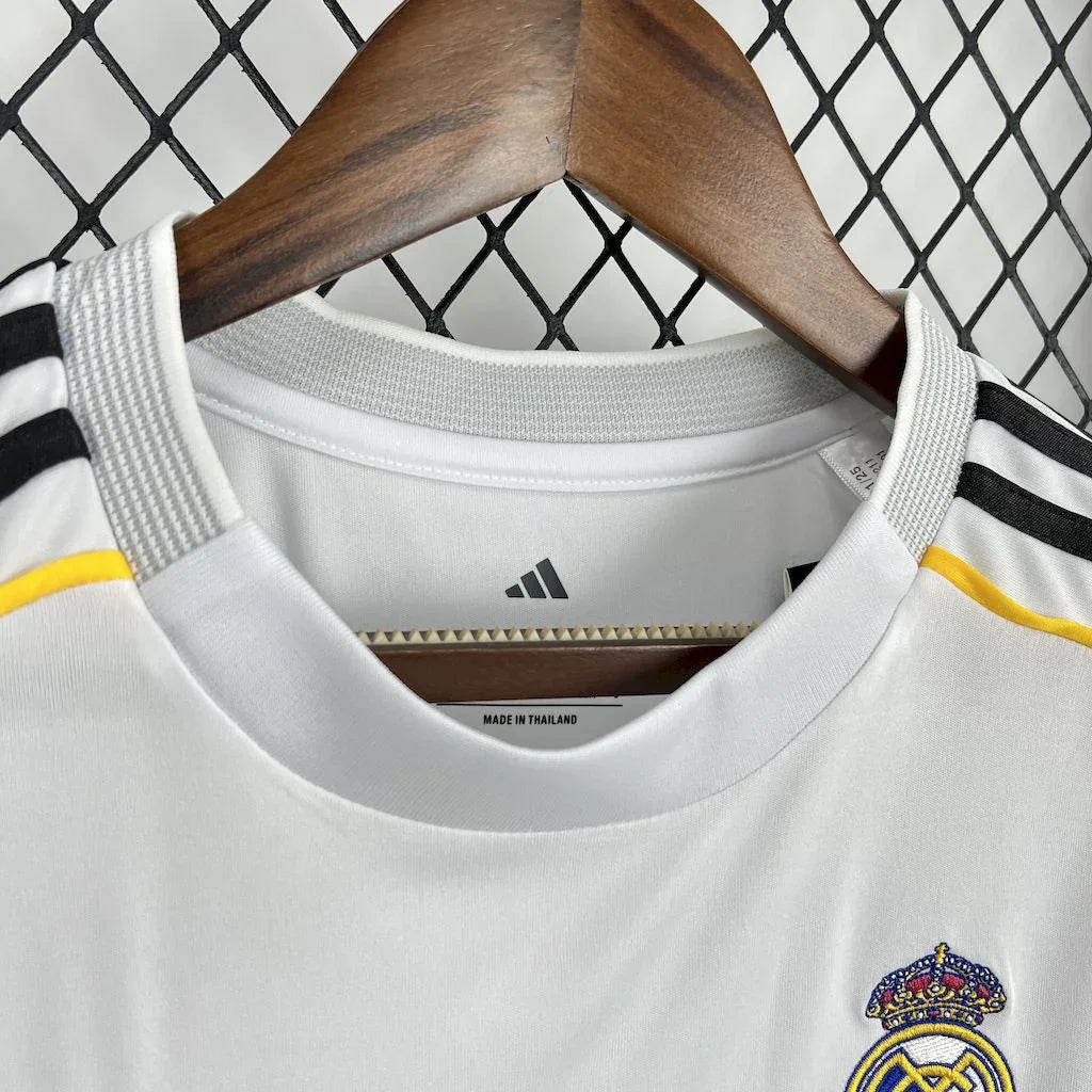 Maillot domicile féminin Real Madrid 2025/26, marque Le 12 -ème Maillot, en tissu blanc avec logo et détails bleus.