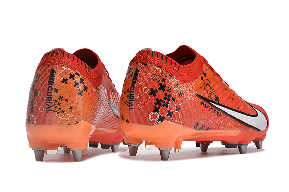 Crampons Mercurial Vapor XV Elite de Le 12 -ème Maillot, fixation robuste pour football, visibles en action sur le terrain.