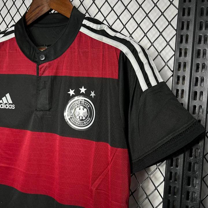 Maillot rétro de l'équipe d'Allemagne 2014, maillot de football signé Le 12 -ème Maillot, vue de face avec détails du design.