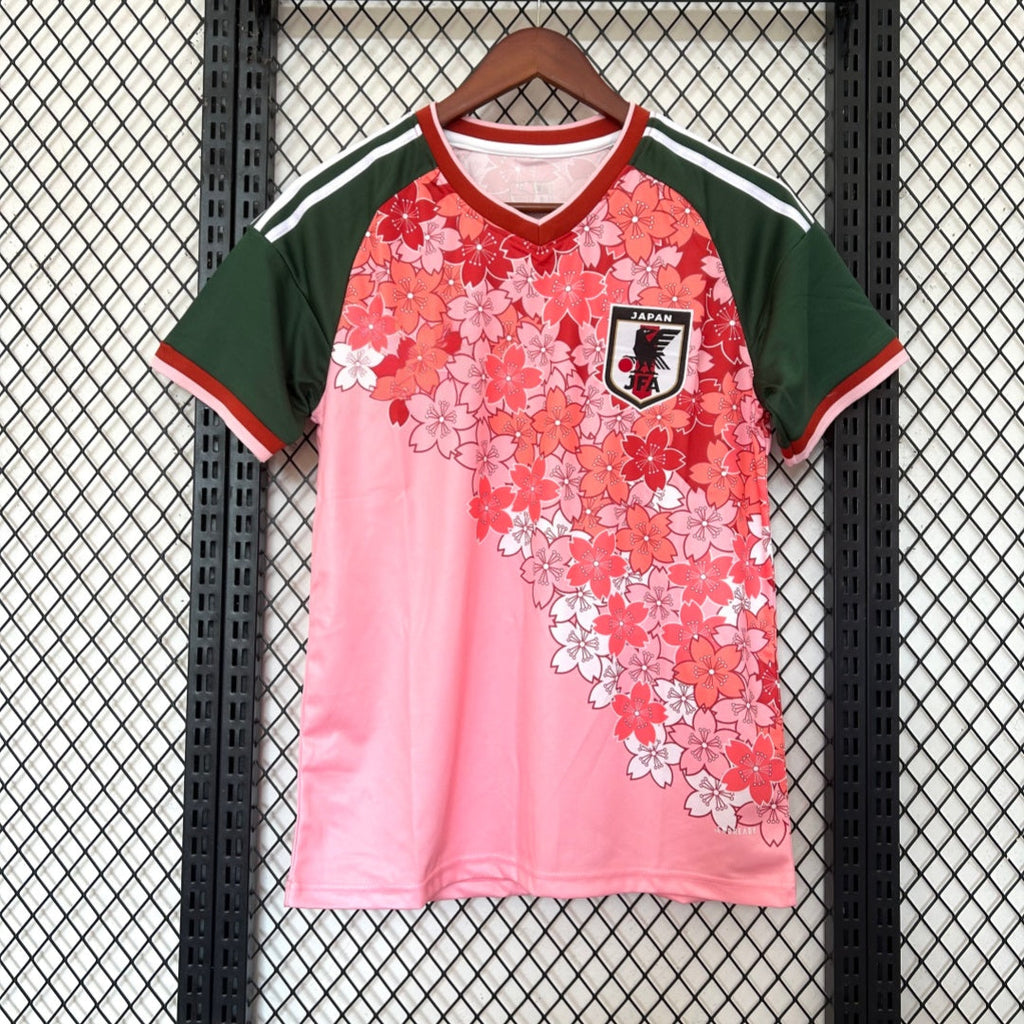 Maillot 2024-2025 Le 12-ème Japon anime rose, design spécial, tissu léger et détails graphiques visibles sur le devant.