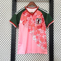 Maillot 2024-2025 Le 12-ème Japon anime rose, design spécial, tissu léger et détails graphiques visibles sur le devant.