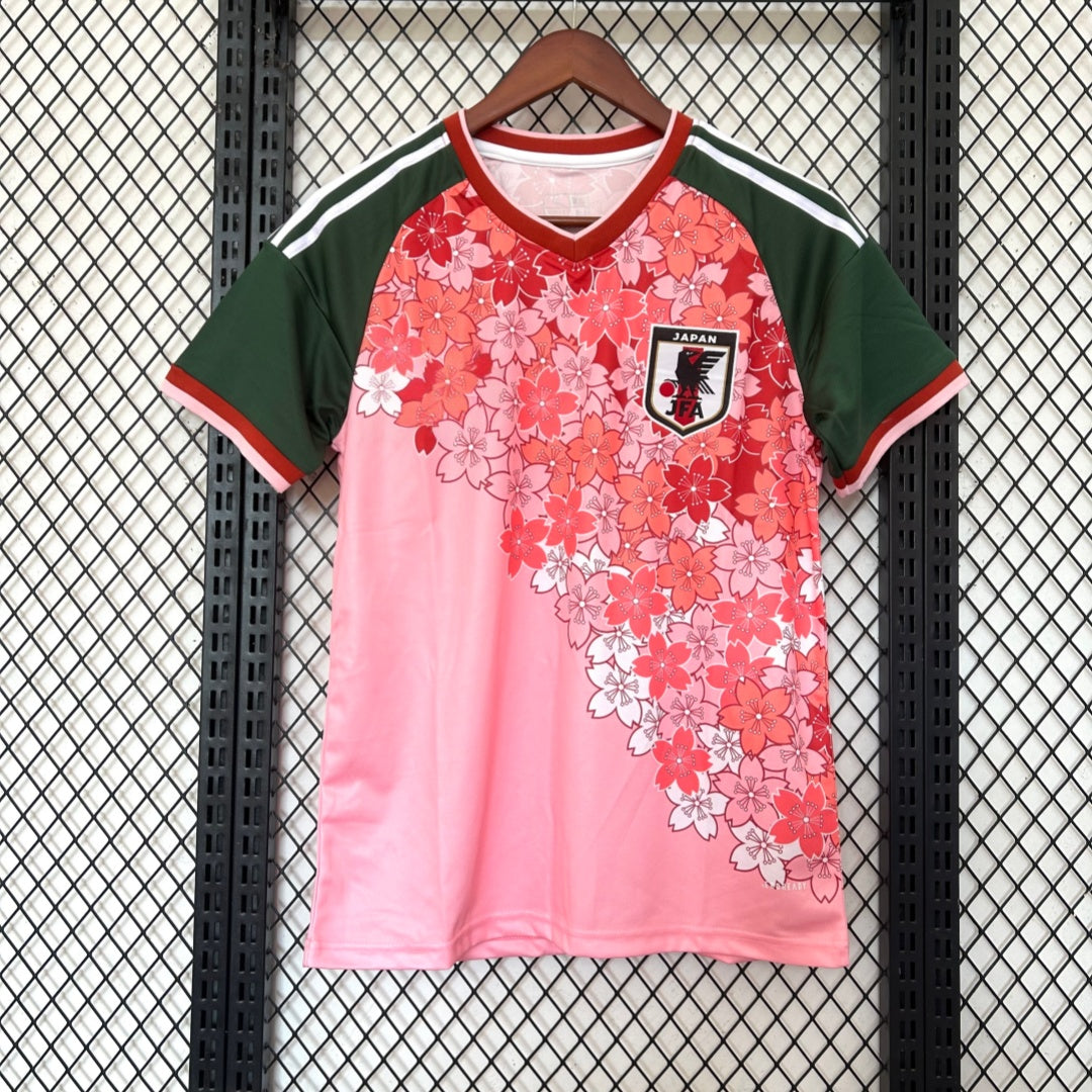 Maillot 2024-2025 Le 12-ème Japon anime rose, design spécial, tissu léger et détails graphiques visibles sur le devant.