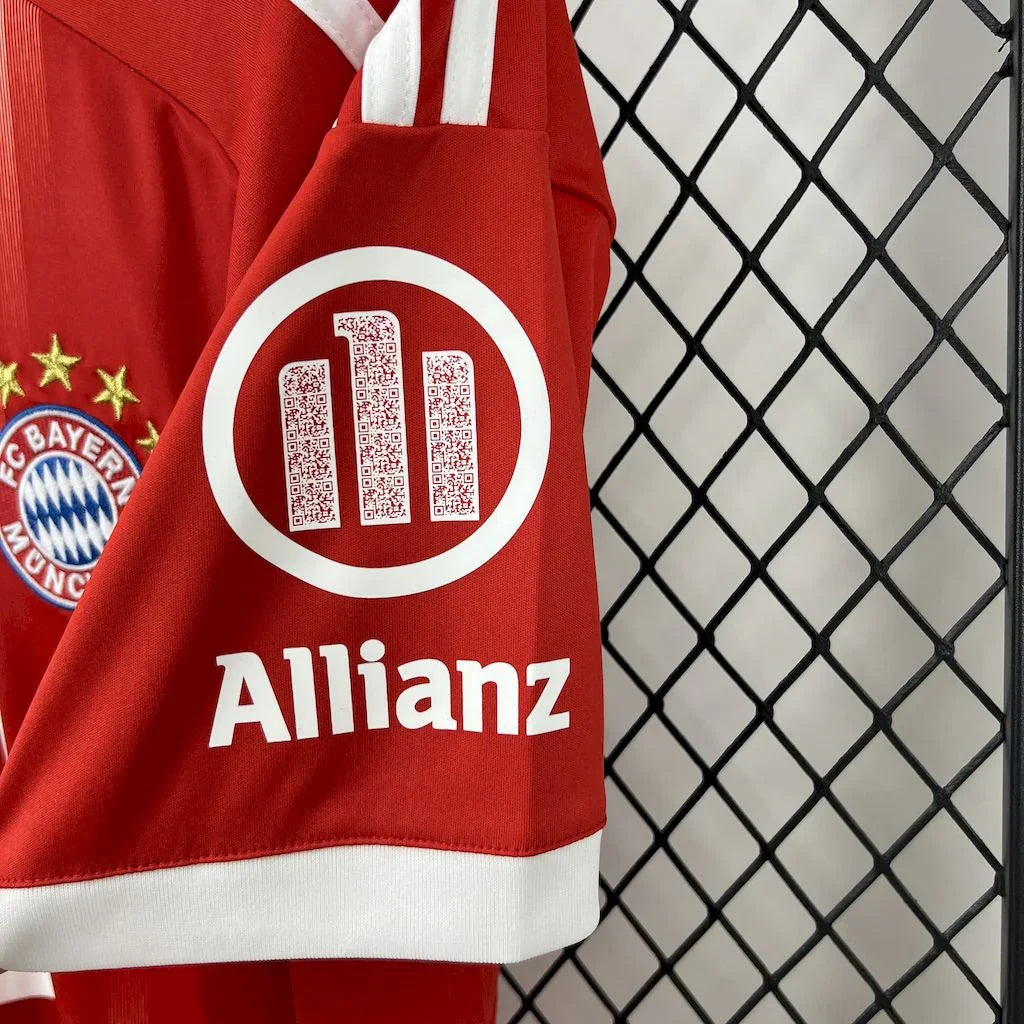Maillot Bayern Munich 2025-26 de Le 12-ème Maillot, maillot de football avec logo et détails du club Bayern Munich.