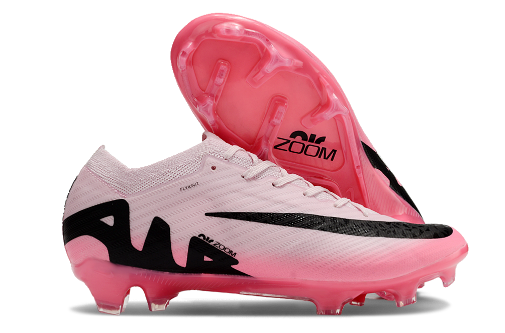Crampons Mercurial Vapor 15 Elite XXV de Le 12 -ème Maillot, vue en gros plan avec crampons en métal et empeigne légère.