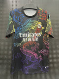 Maillot 24/25 Real Madrid noir Le 12 -ème Maillot, maillot de football noir avec logo Real Madrid et détails de l'équipe.