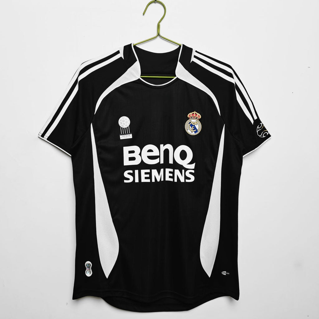 Maillot rétro Real Madrid troisième année 2006-2007 Le 12-ème Maillot, maillot de football blanc avec logo et détails colorés.