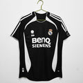 Maillot rétro Real Madrid troisième année 2006-2007 Le 12-ème Maillot, maillot de football blanc avec logo et détails colorés.