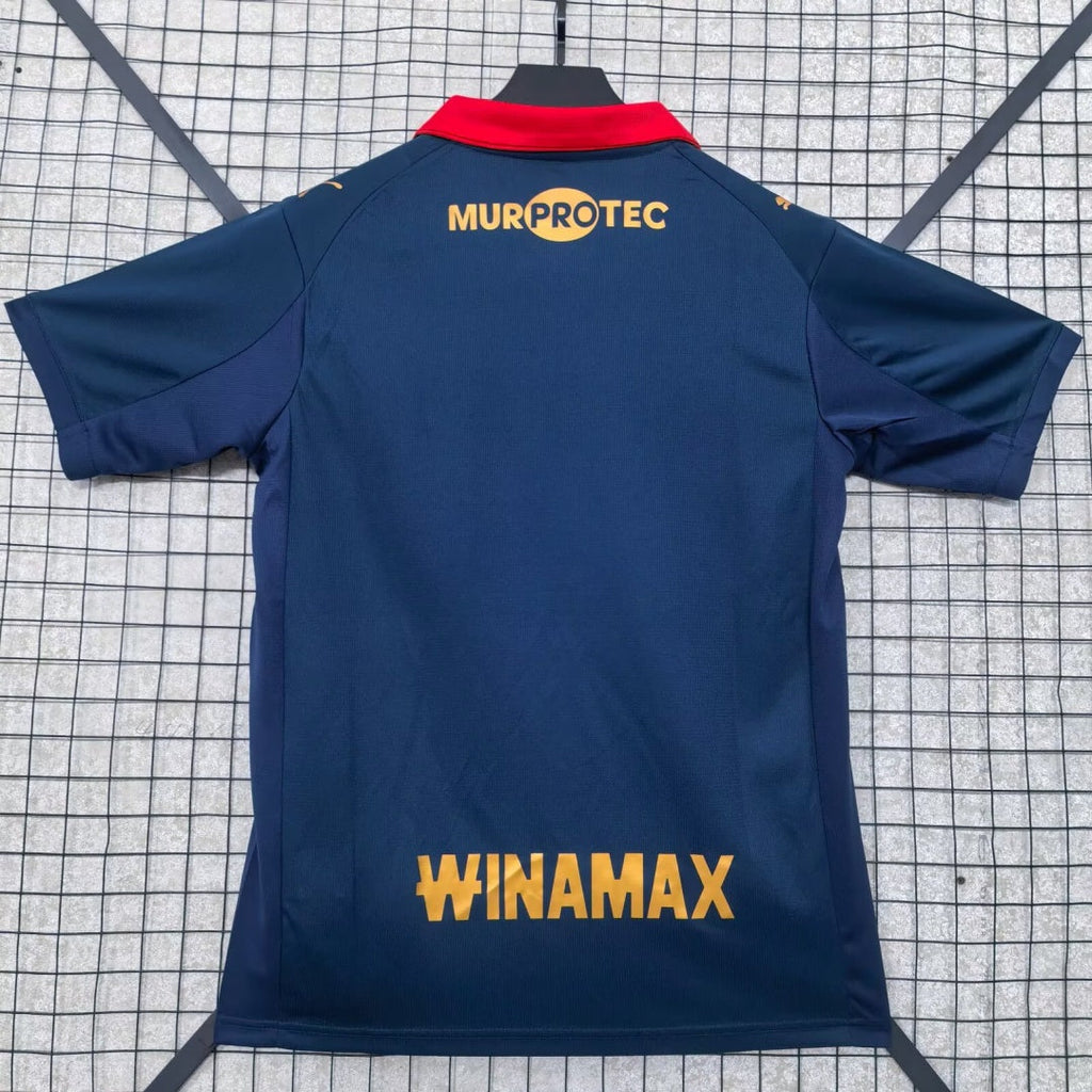 Maillot 25/26 RC Lens Le 12 -ème Maillot avec logo du club, porté par un joueur, vue de face sur fond neutre.