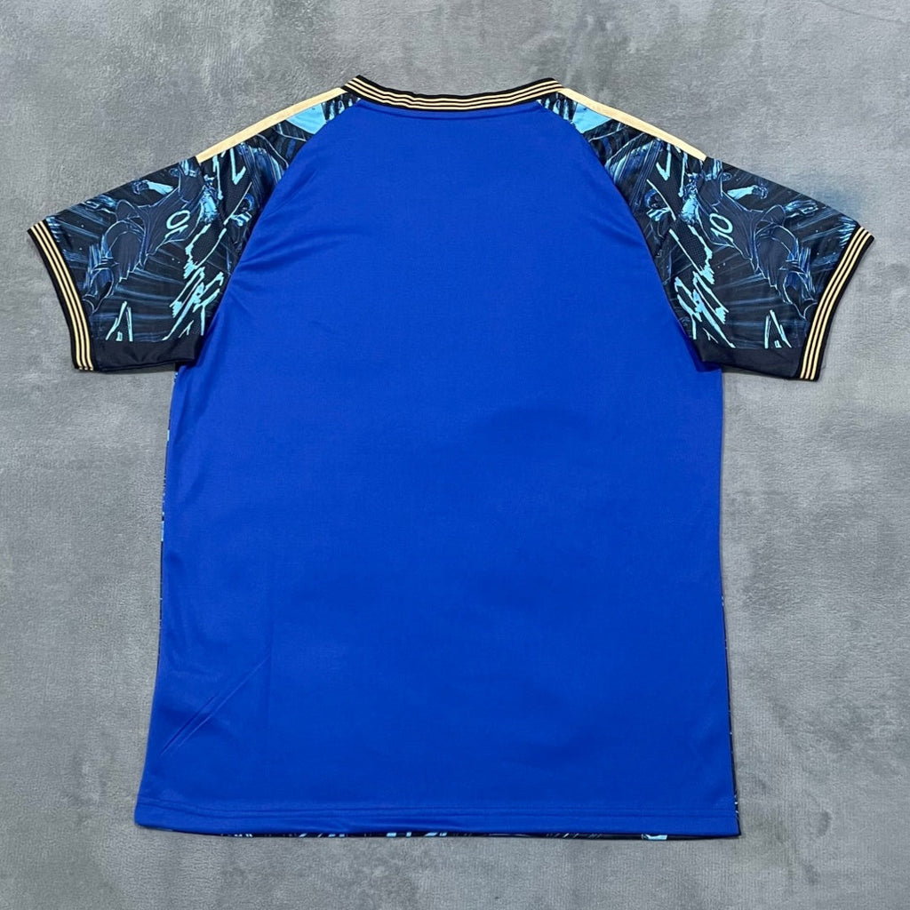 Maillot bleu 25/26 Le 12 -ème Maillot avec style japonais anime, design spécial pour fans de manga et culture japonaise.
