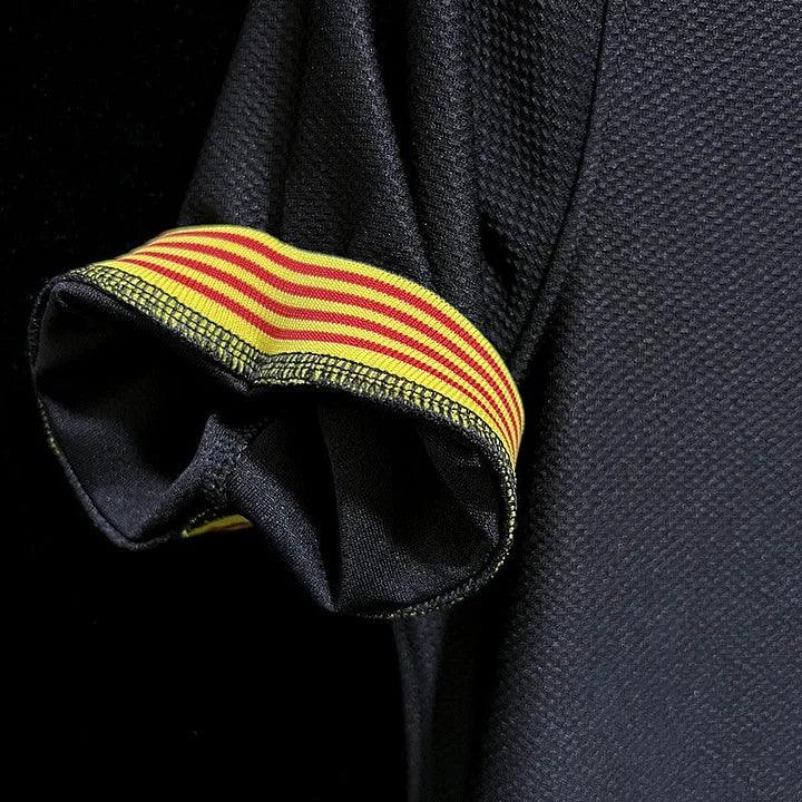 Maillot rétro du FC Barcelone 2013-2014, marque Le 12-ème Maillot, vue de face avec logo et détails du maillot de football.