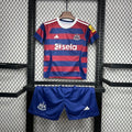 Kit enfant Newcastle 2024-25 de Le 12 -ème Maillot, maillot et short bleu avec logos et détails sportifs.