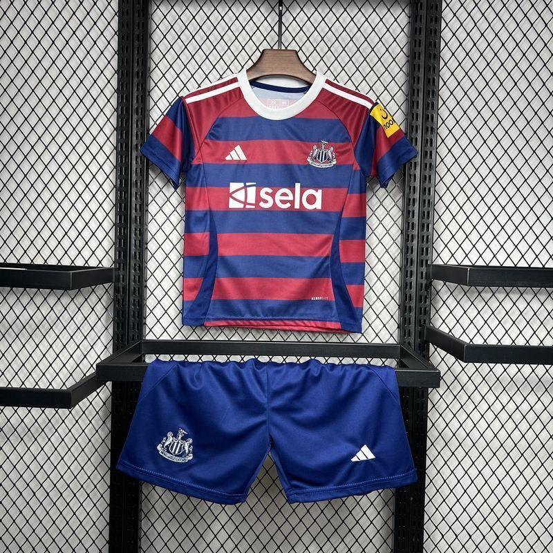 Kit enfant Newcastle 2024-25 de Le 12 -ème Maillot, maillot et short bleu avec logos et détails sportifs.