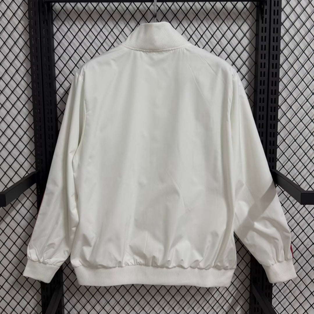 Veste coupe-vent réversible AC Milan Le 12 -ème Maillot, tissu léger avec logo AC Milan visible sur les deux côtés.