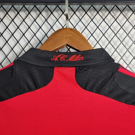 Maillot rétro AC Milan 2007-2008, blanc avec logo du club, manches courtes, détails de style vintage, par Le 12 -ème Maillot.