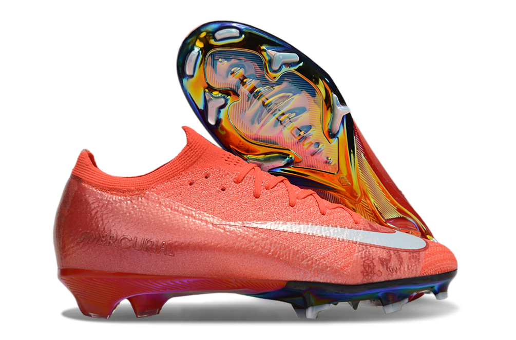 Crampons Mercurial Vapor 16 Elite XXV de la marque Le 12 -ème Maillot, vue des spikes et de la semelle sur fond blanc