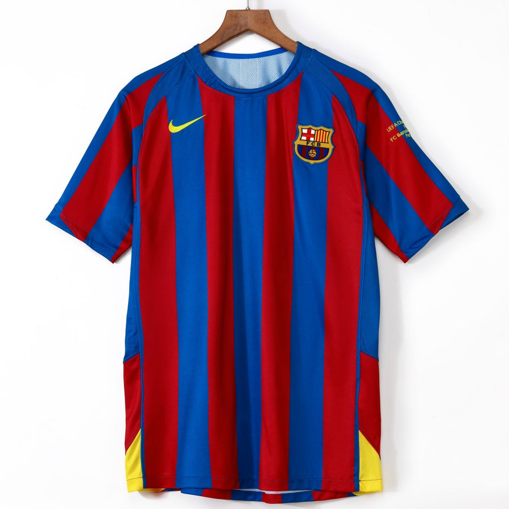 Maillot domicile rétro du FC Barcelone 2005-2006, marque Le 12, vue de face avec logo et détails du maillot.